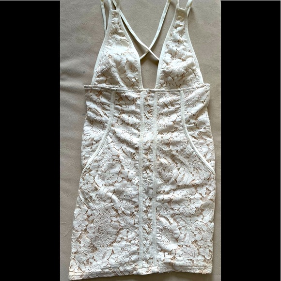 TOBI IVORY & NUDE LACE BODYCON DRESS - Picture 5 of 10